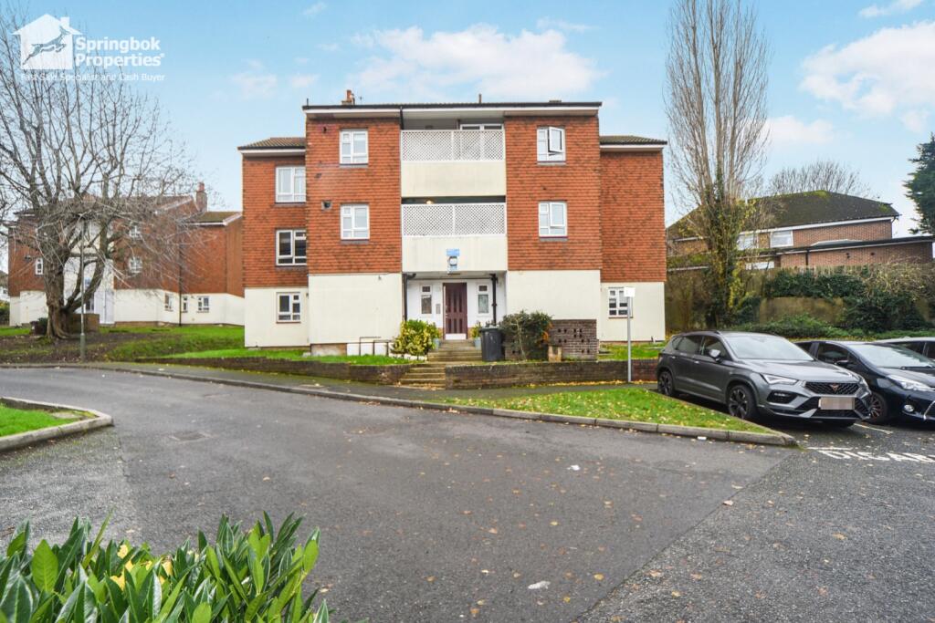 3-bed flat on Larkfield Close, Bromley, Greater London, £330,000