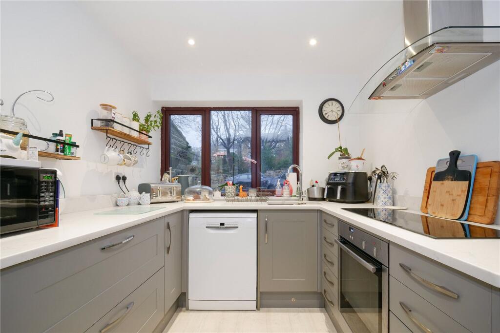 Cliffe Lane South, Baildon, Shipley, West Yorkshire, BD17 photo 4
