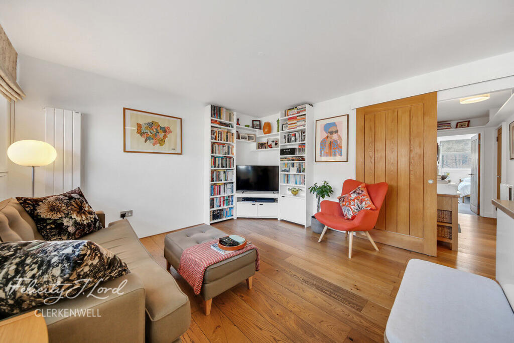 Apartment in London, St Luke's, Clerkenwell - View 2