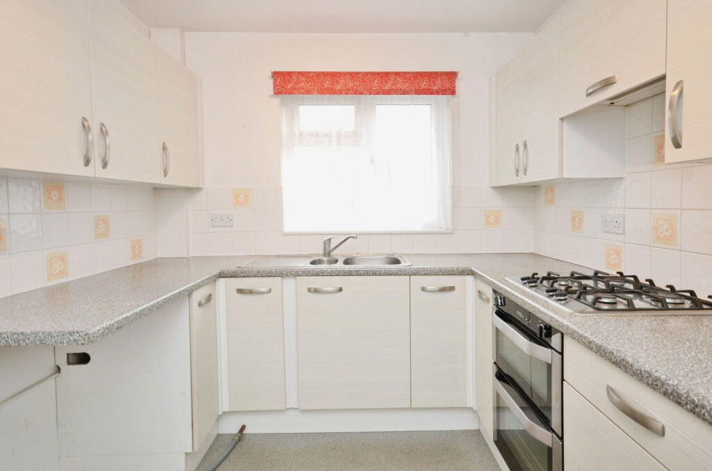 Sunningdale Gardens, Bognor Regis, PO22 9LE photo 2