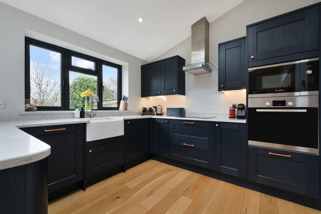 Woodland Court, Oxted, RH8 0NR photo 3