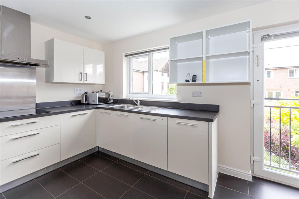 6 bedroom semi-detached house for rent
