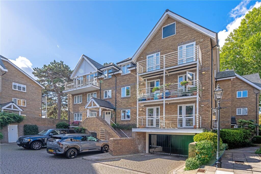 2-bed flat on Thames Close, Hampton, TW12, £435,000