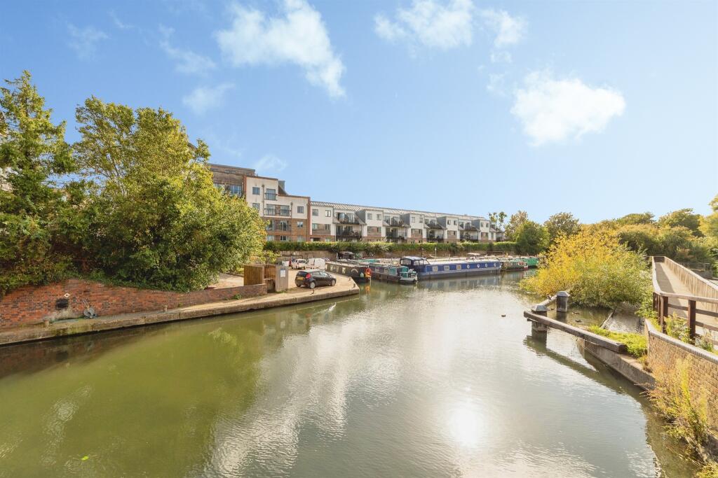 Apartment in East Hertfordshire, Hertford - View 4