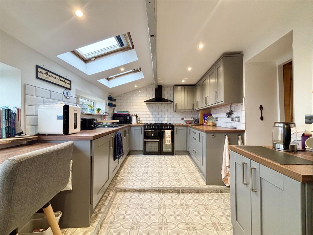 Ambler Thorn, Queensbury, Bradford – pohled 2