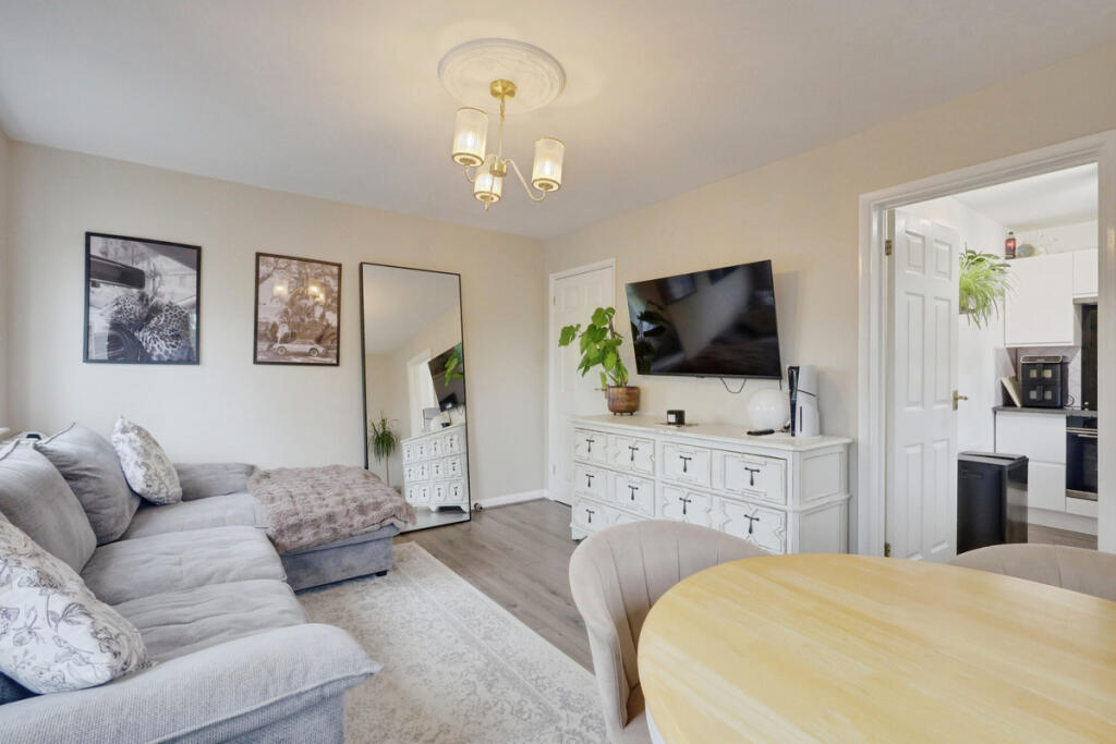 Apartment in Castle Point, Essex - View 4