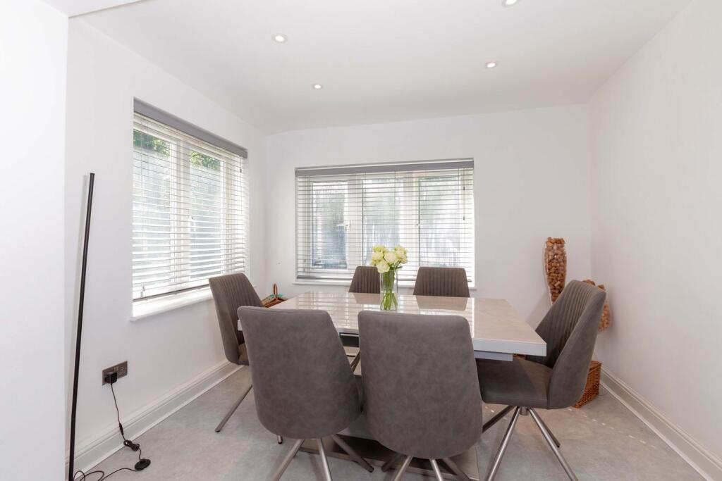 House in Slough, Cox Green - View 4