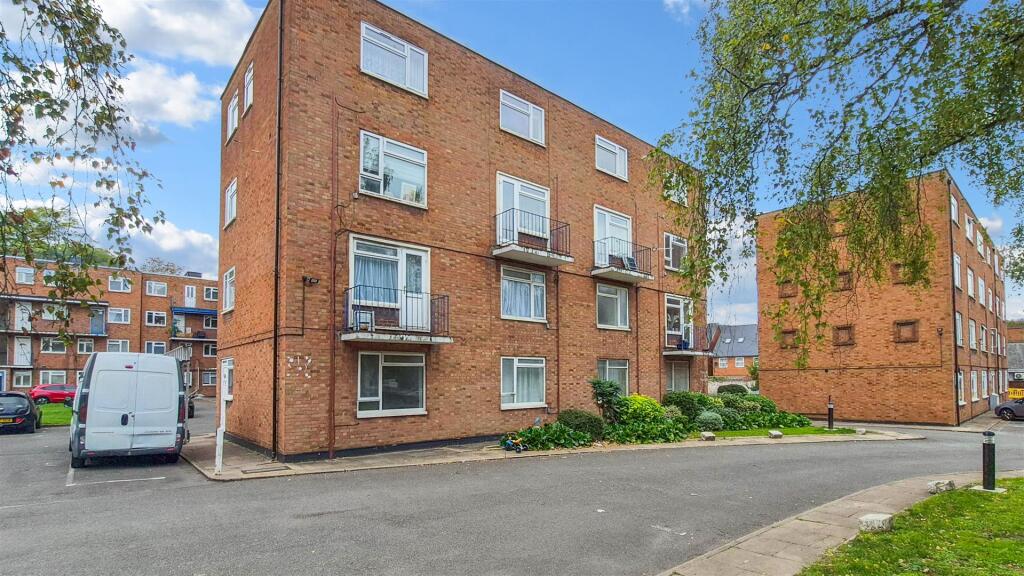Studio flat on High Street South, Dunstable, £30,000