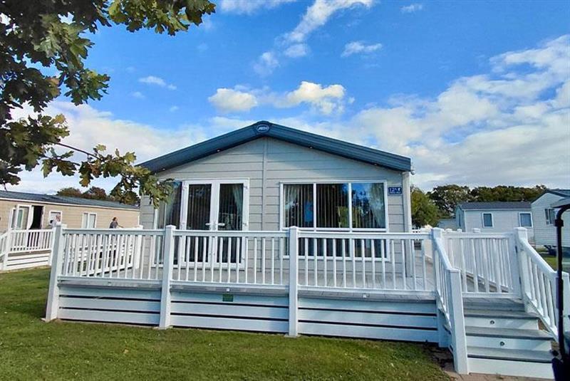 3-bed caravan on Tattershall Lakes Country Park – Lincolnshire, £99,995