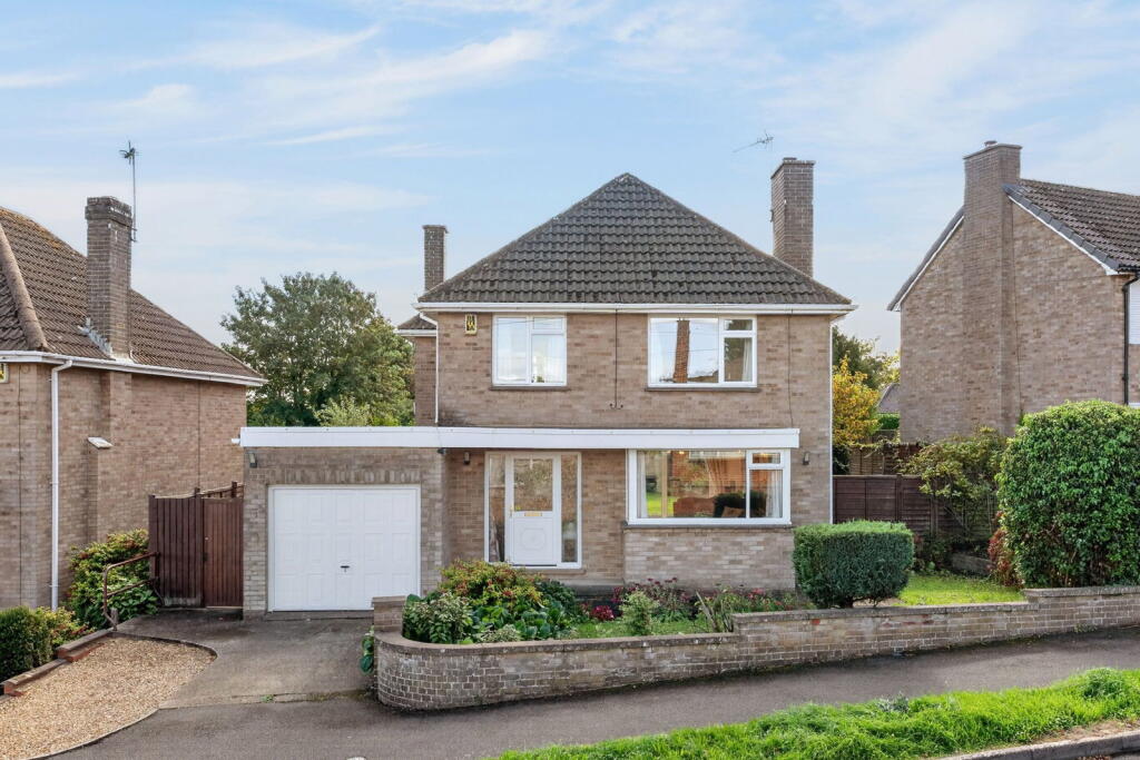 3-bed detached on Bowhill, Kettering NN16, £375,000