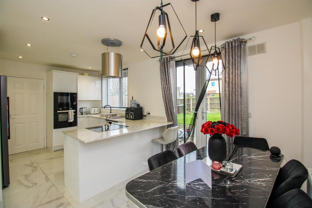 Queens Park Drive, Castleford photo 3