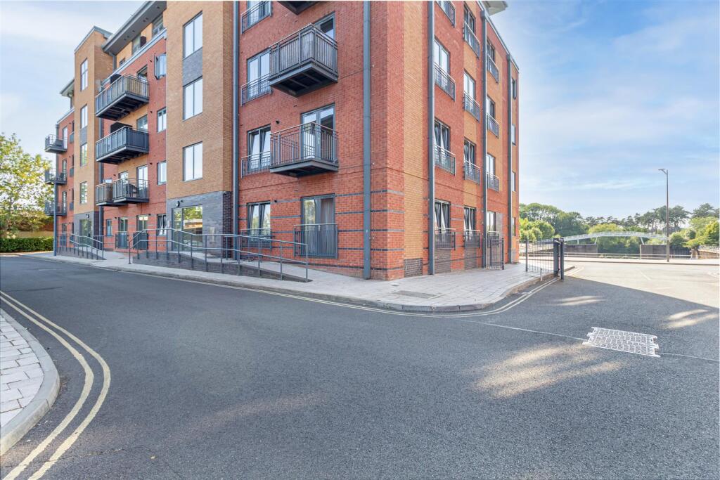 Apartment in Worcester, Worcestershire - View 3