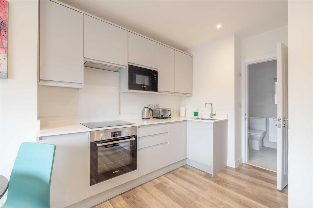 Apartment in Windsor, Clewer Green - View 5
