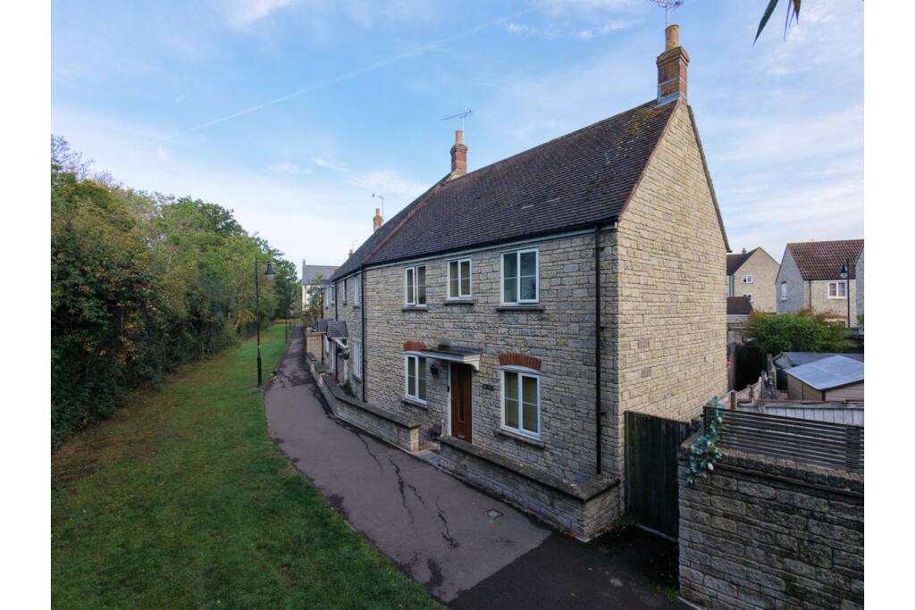 Main image of property: Caradon Walk, Swindon, SN25
