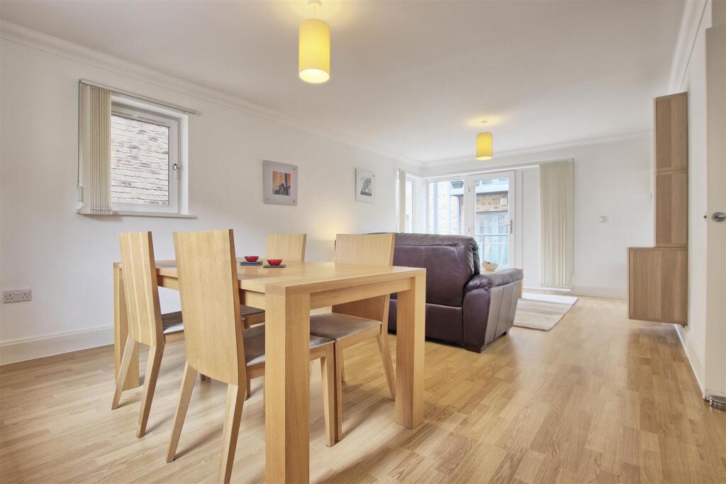 Apartment in Cambridge, Lynfield Court, Chesterton - View 5