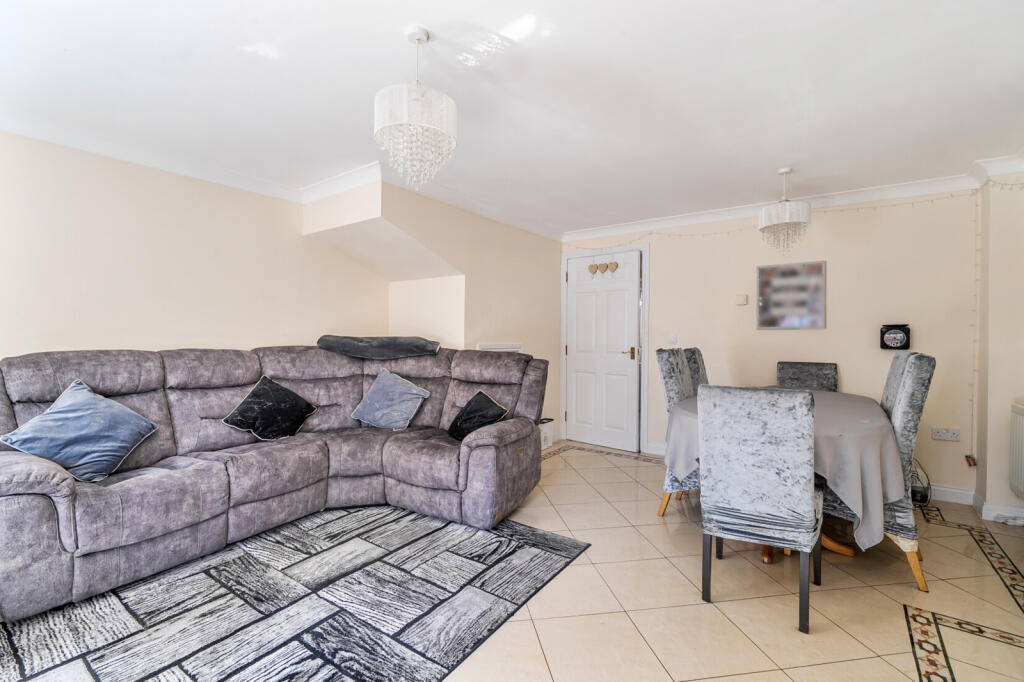 Apartment in Sunbury-on-Thames, Surrey - View 4