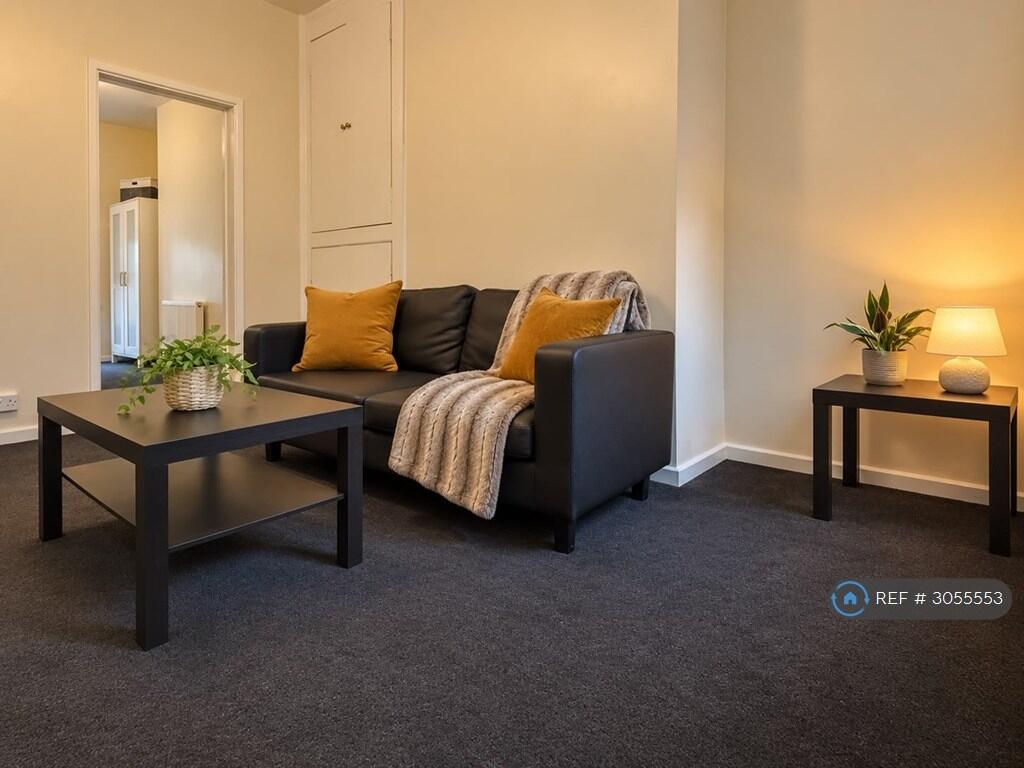 Apartment in Leeds, Hill Top, Bramley - View 3
