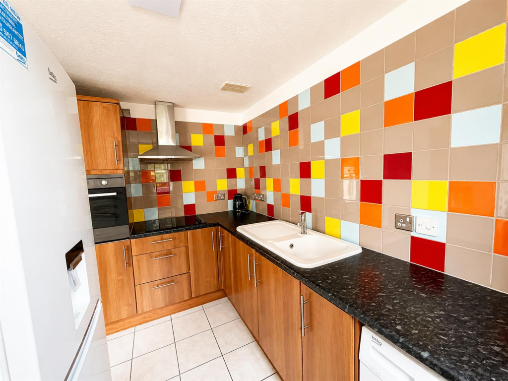 Apartment in Romford - View 5
