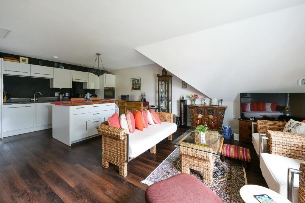 Richmond Crescent, Epsom - View 3