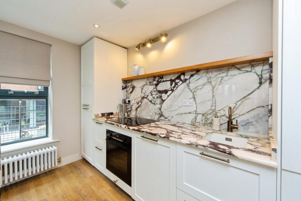 Apartment in Liverpool - More