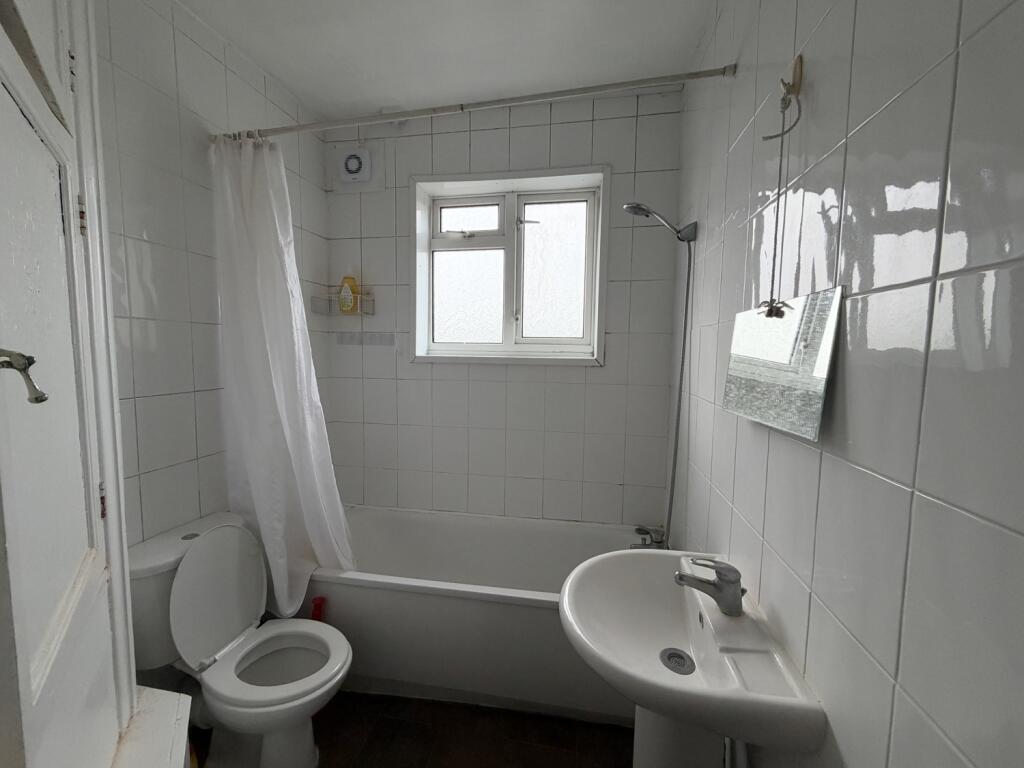 Apartment in Staines-upon-Thames, Knowle Green - View 4