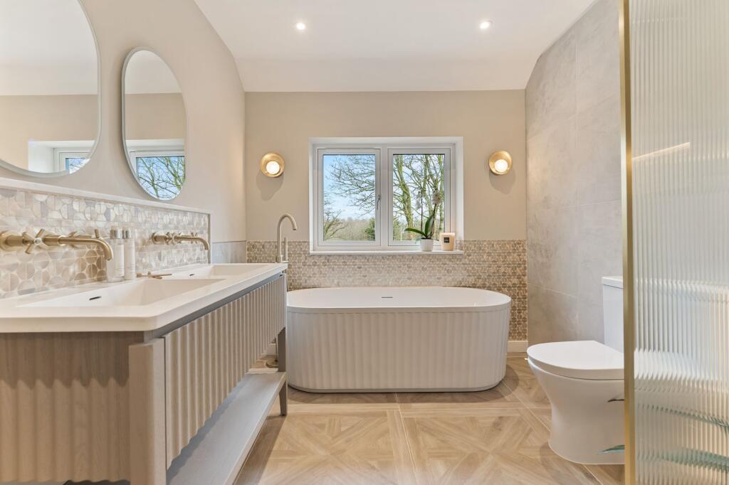 Luxury & Bespoke Four Bedroom Family Home, Sensitively Modernised In Leafy Hartford photo 4