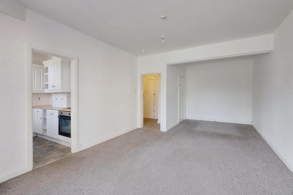 Apartment in Southend-on-Sea - View 3