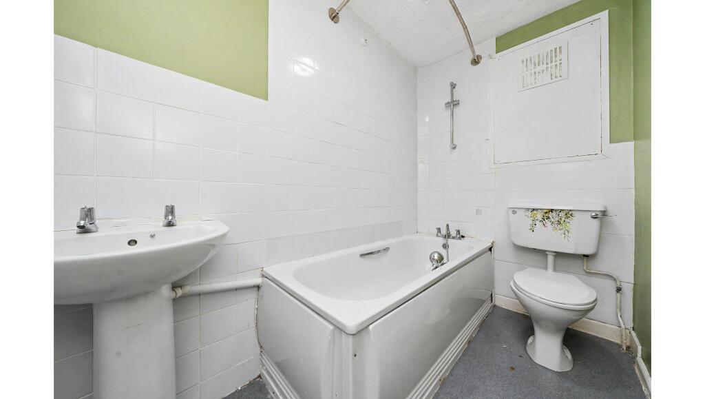 Flat 24 Hunters Hill, Burghfield Common, Reading, Berkshire, RG7 - View 4