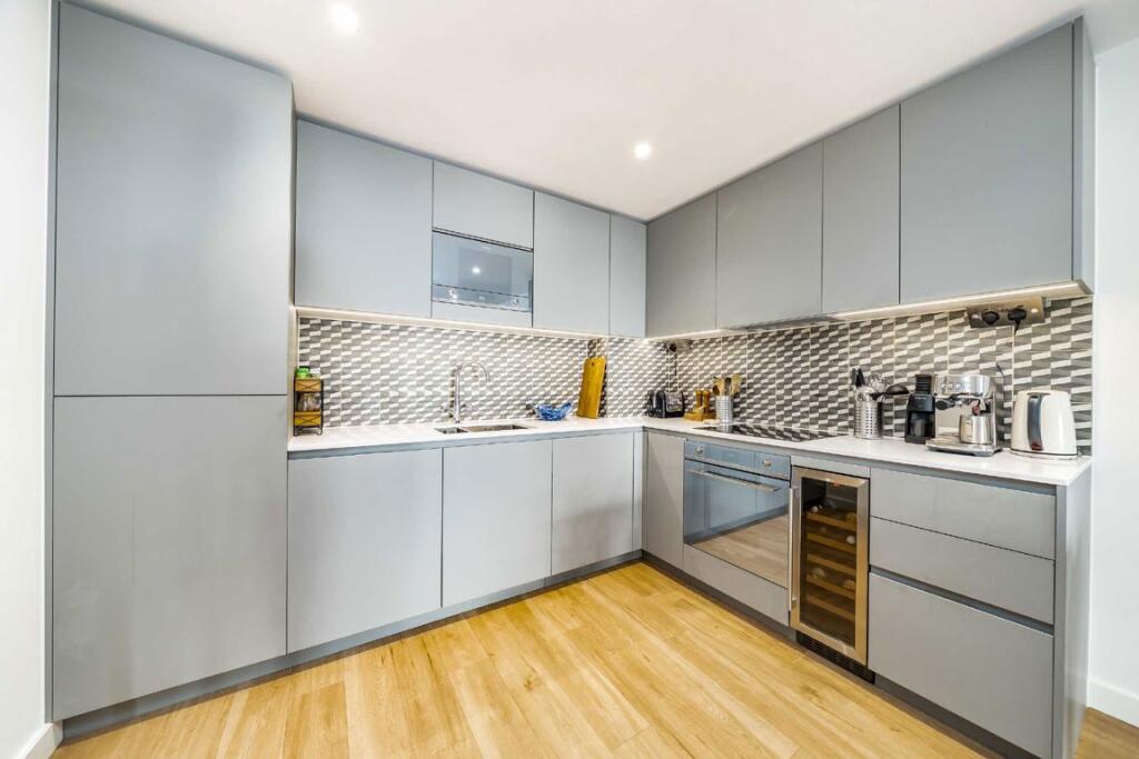 Apartment in London, Beaufort Park, Colindale - View 2
