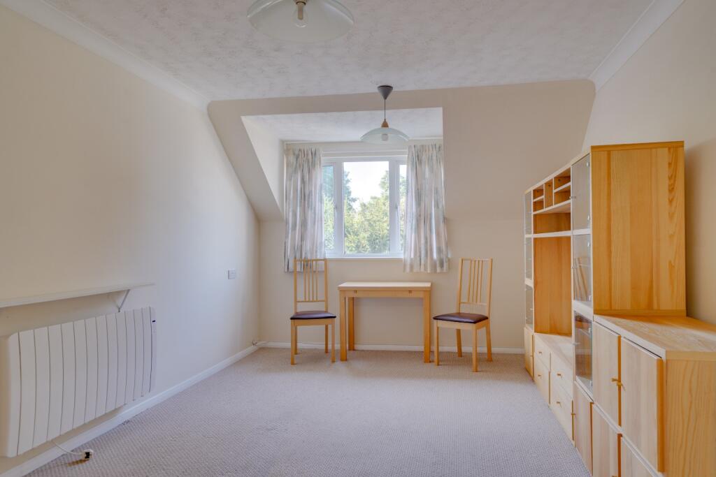 Smartly presented, Retirement apartment, ready to move in! photo 4