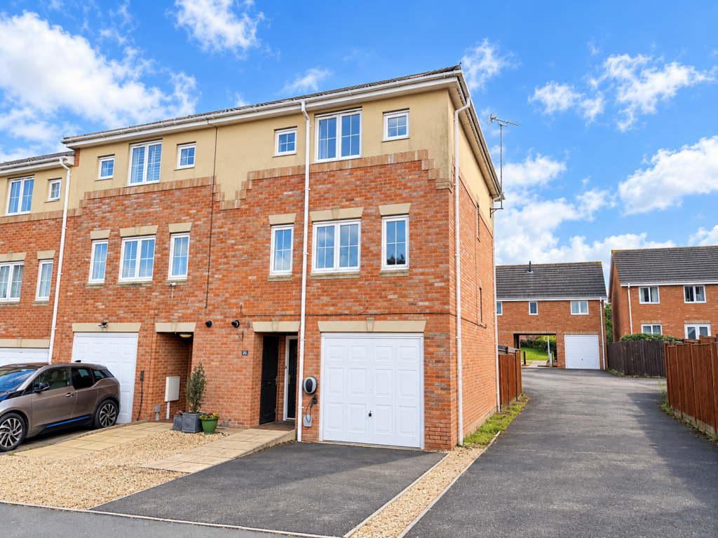 4-bed semi-detached on Penrhyn Close, Corby, Northamptonshire, NN18 8PR, £285,000