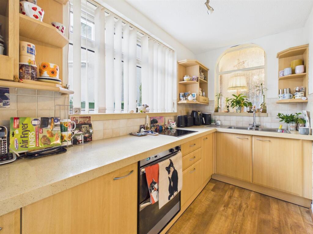 House in Bridgend, Kenfig Hill - More