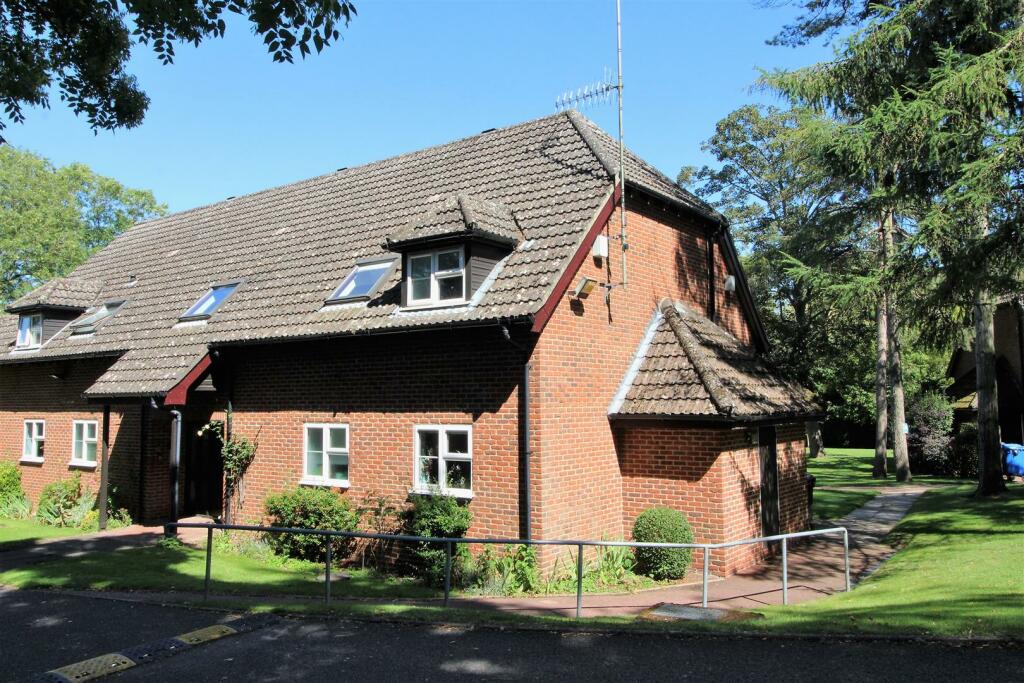 1-bed flat on 15, Southgate House, Rougham Road, Bury St. Edmunds, £120,000