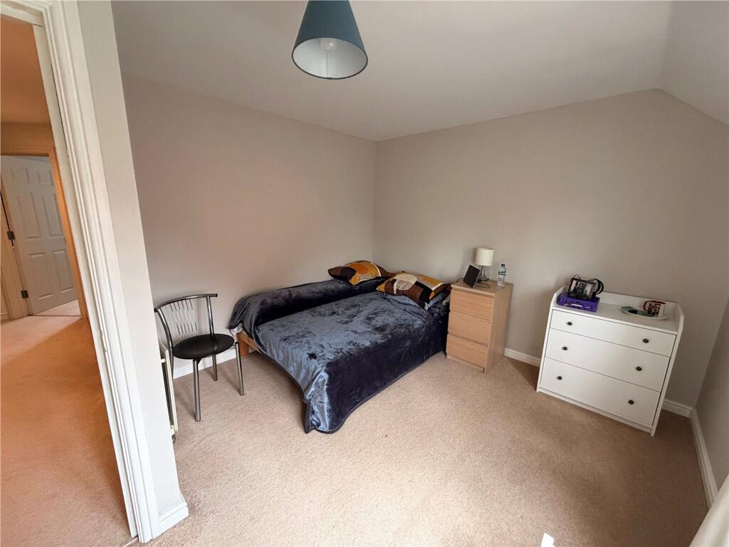 Heron Close, Farnham, GU9 photo 3