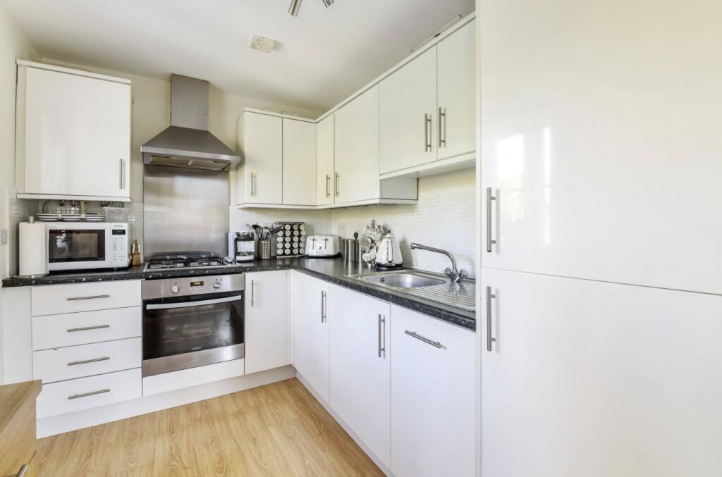 Apartment in Watford, Hertfordshire - View 3
