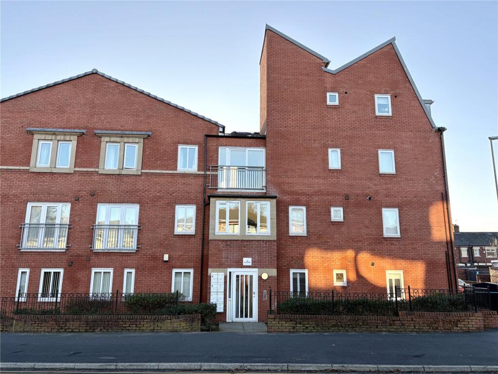 2-bed flat on Waverley Street, Derker, Oldham, OL1, £100,000