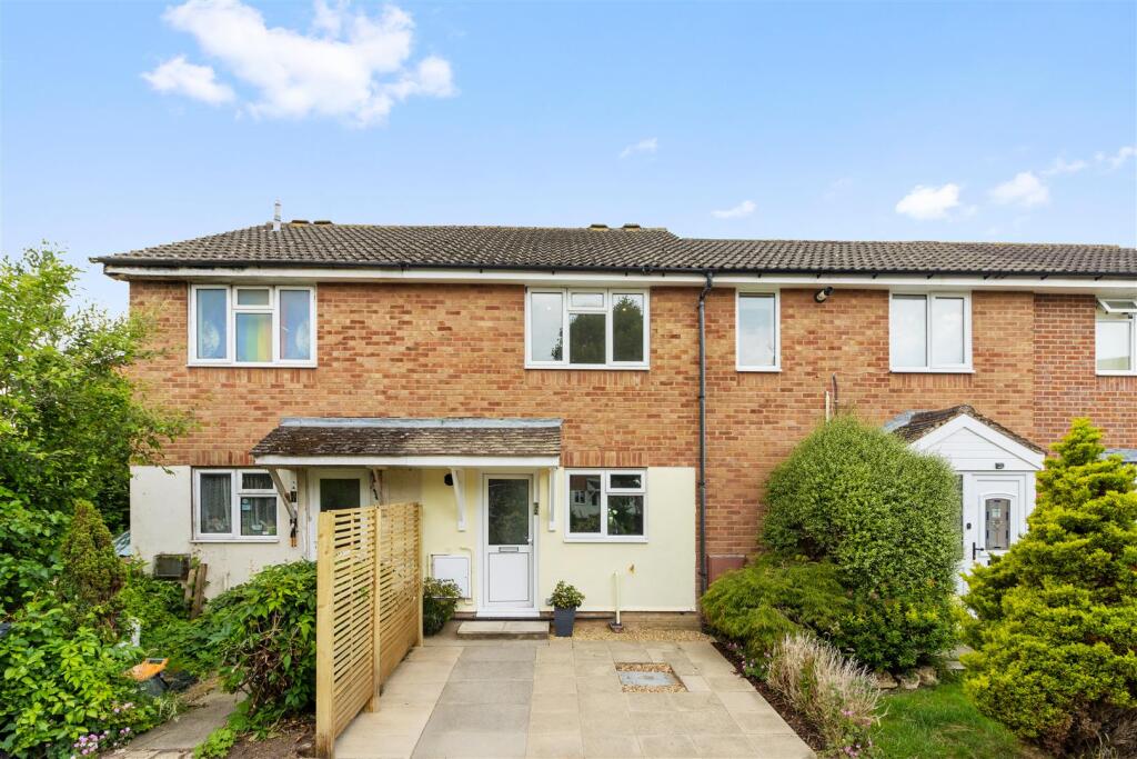 2-bed terraced on Quinnell Drive, Hailsham, £250,000