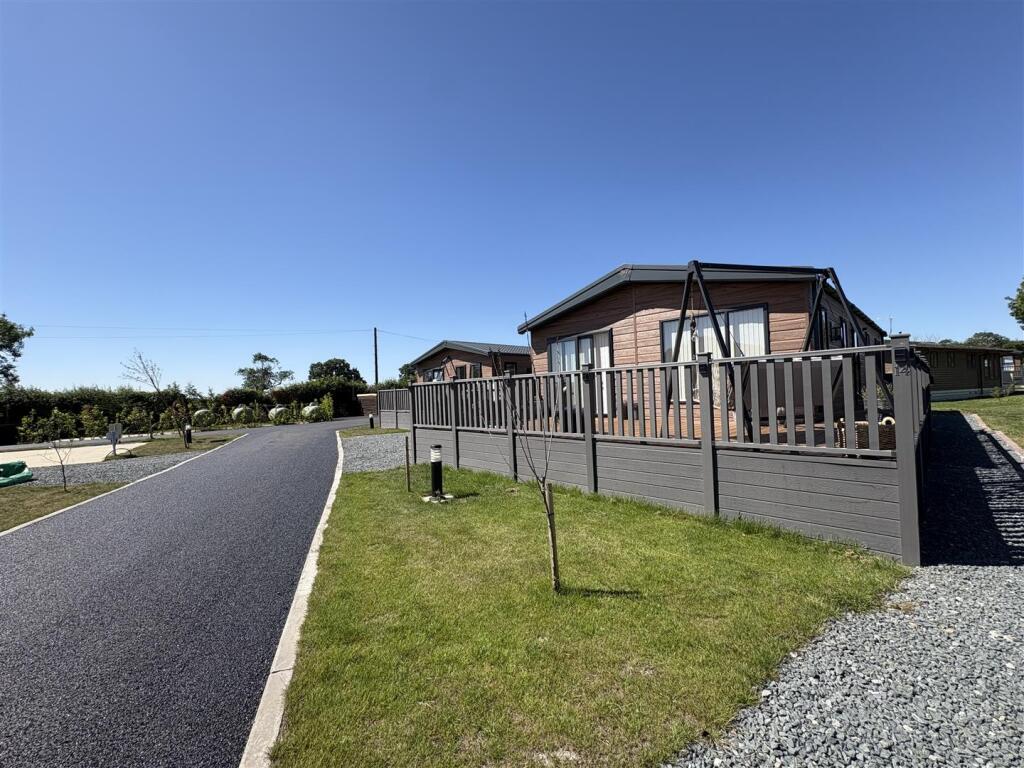 3-bed caravan on Oakwood Retreet  Country Park, Newton On Derwent, York, £105,000