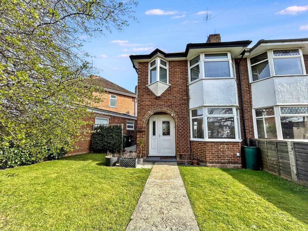 3-bed semi-detached on Lowestoft Road, Gorleston, £200,000