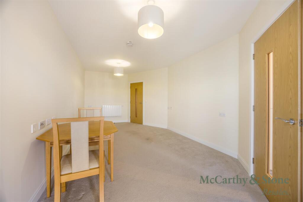 Apartment in Gloucester, Linden - More
