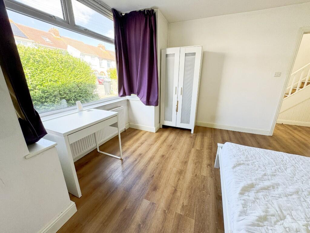 5 bedroom semi-detached house for rent
