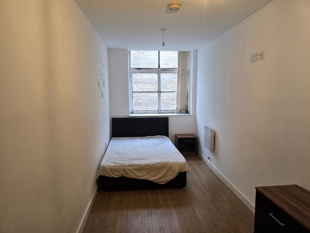Apartment in Bradford, West Yorkshire - More