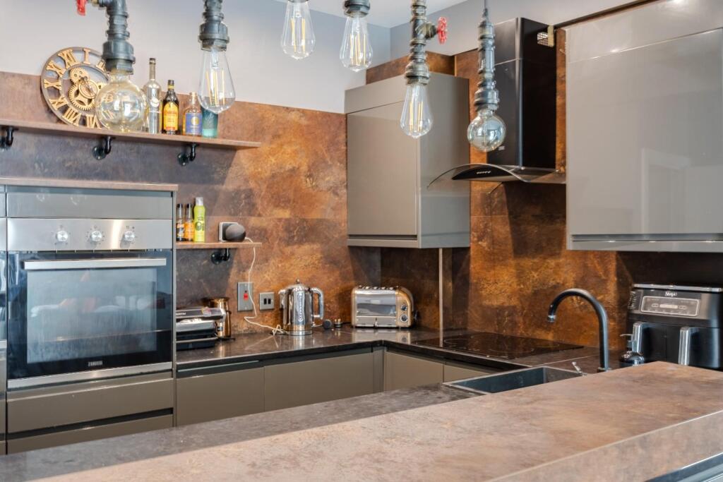 Apartment in Southend-on-Sea - More