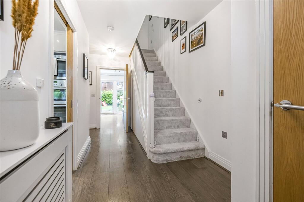Iris Close, London, N14 photo 2