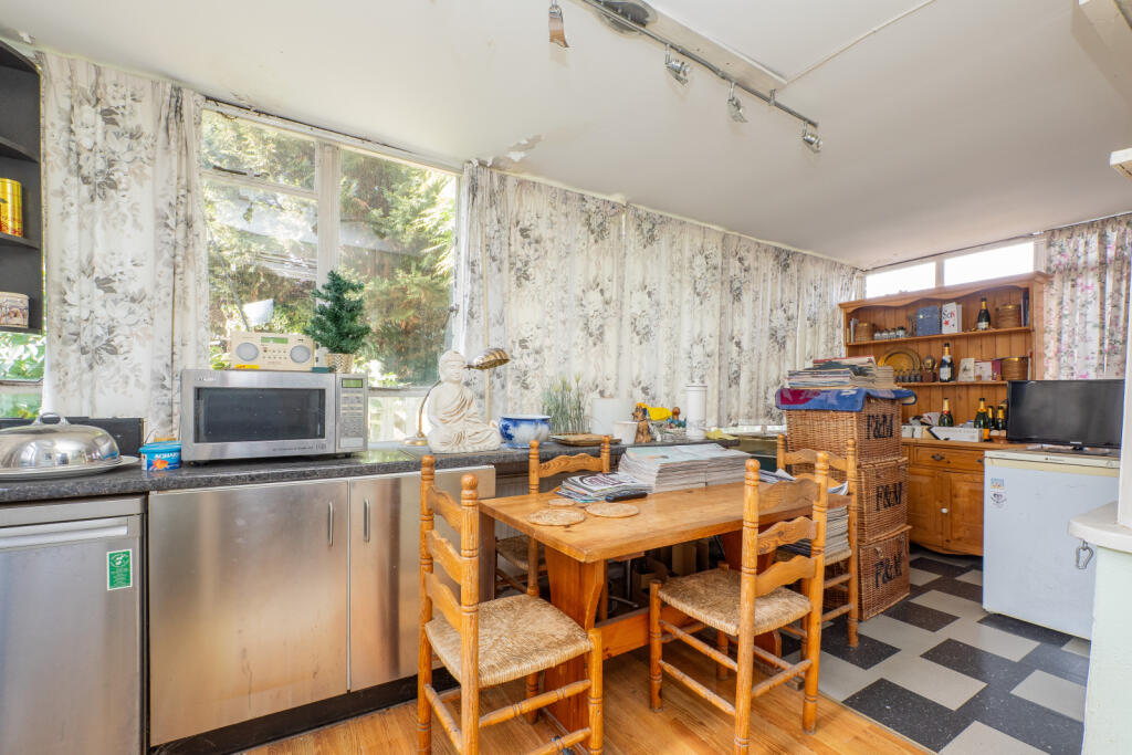 House in Sutton - View 5