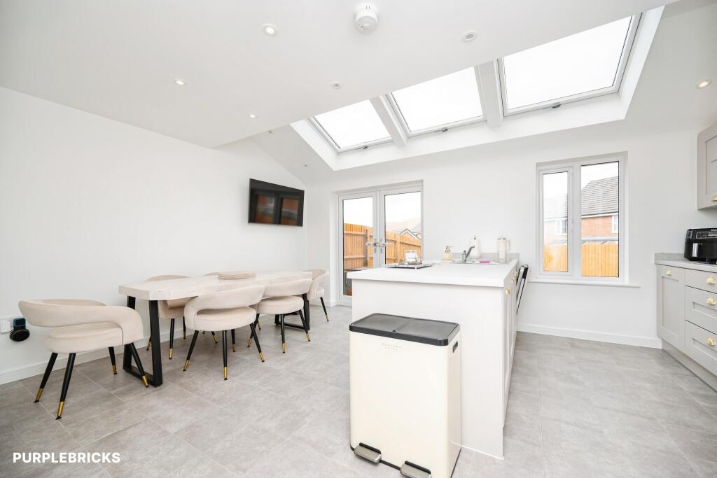 House in Sandwell, Bird End - More