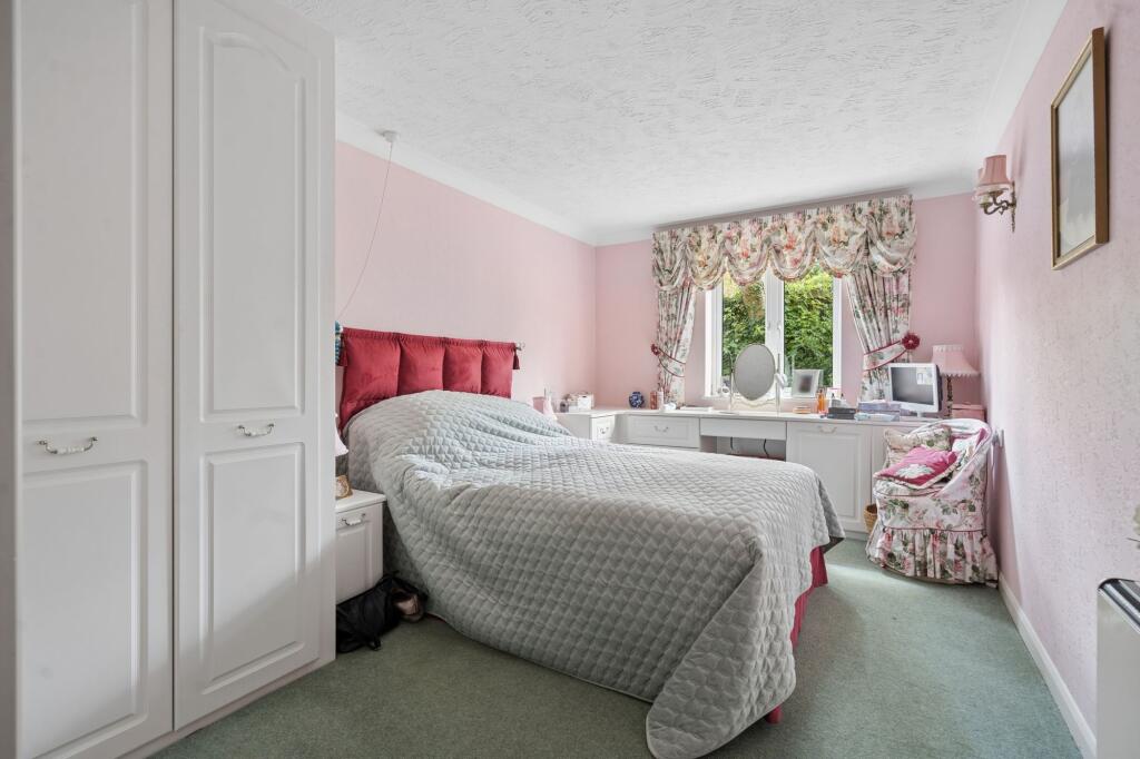 Apartment in Watford, Hertfordshire - More