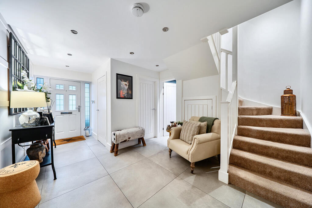 House in London, Coney Hall - View 3