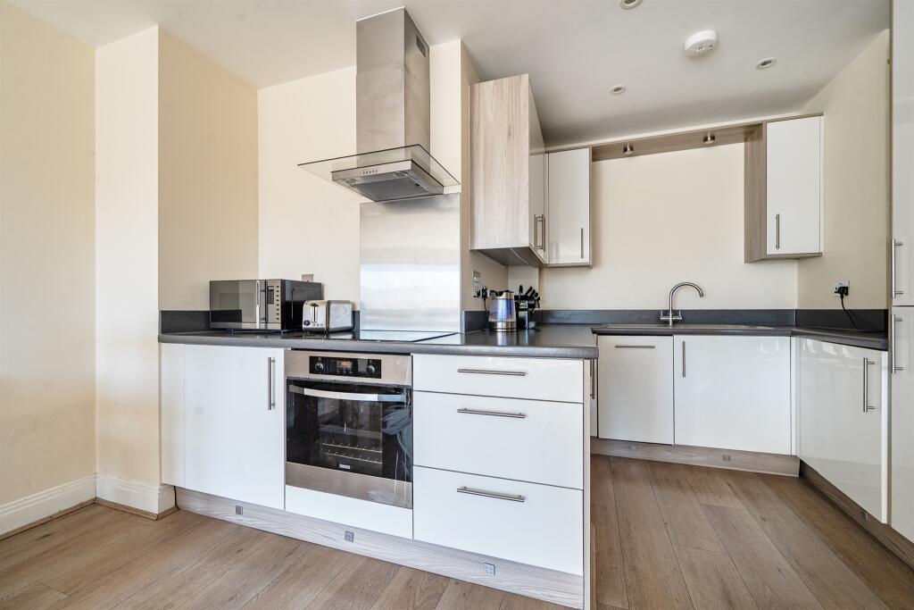 Apartment in Slough, Windsor and Maidenhead - View 2