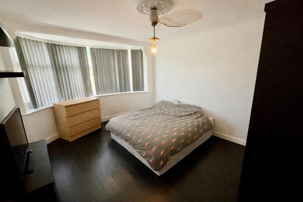 Cherrydown Avenue, London - View 5